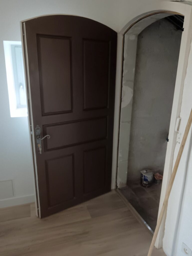 fabrication porte-1-Châtelain-charpentes-menuiserie